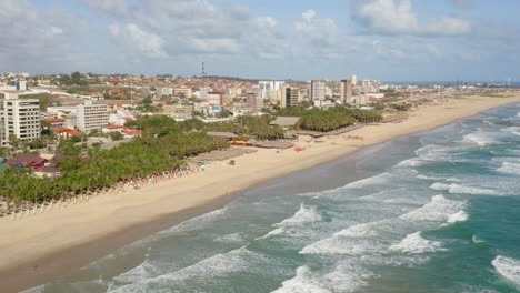 Luftaufnahme-Des-Strandes,-Der-Palmen-Und-Der-Umliegenden-Stadt,-Praia-Do-Futuro,-Ceara,-Brasilien