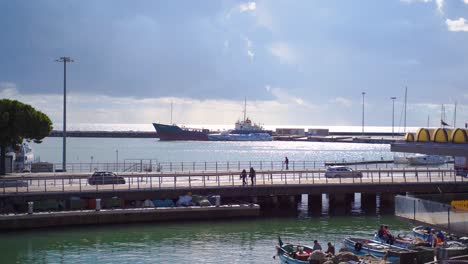 vista pintoresca del puerto costero de gaeta con barcos y botes atracados en el puerto deportivo y automóviles conduciendo en el puente en un día soleado, estático