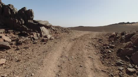 Pov-Conduciendo-Sobre-Un-Paso-De-Montaña-En-El-Desierto