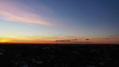 un dron disparó sobre un barrio suburbano durante un amanecer dorado