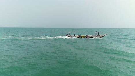 Una-Toma-Lateral-De-Una-Canoa-En-Movimiento