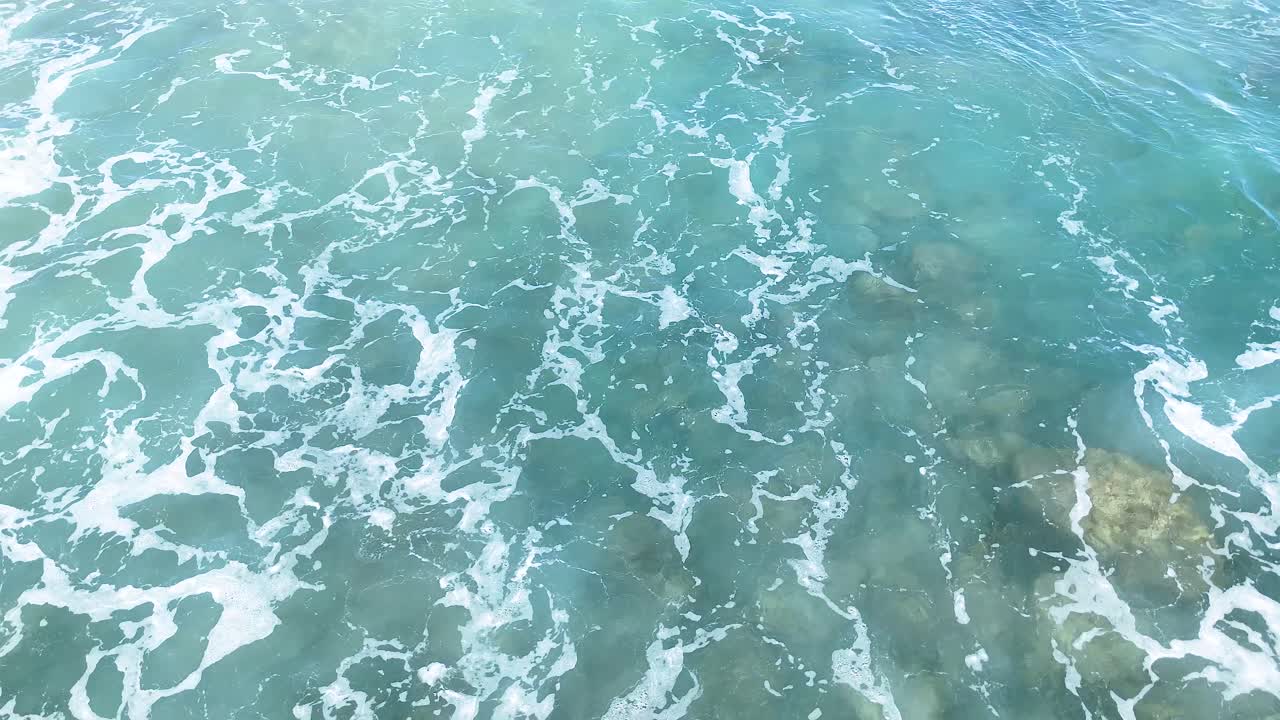 海の波が岩の海岸線と相互作用する