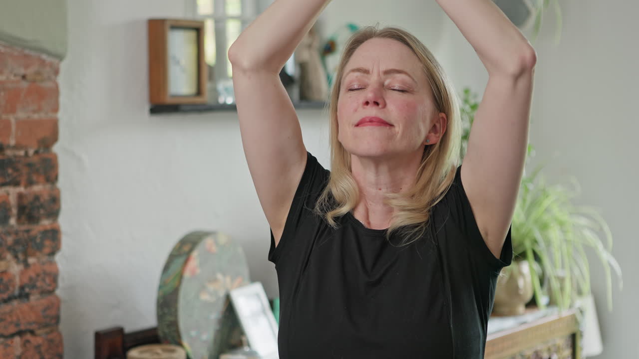 mujer practicando yoga en casa