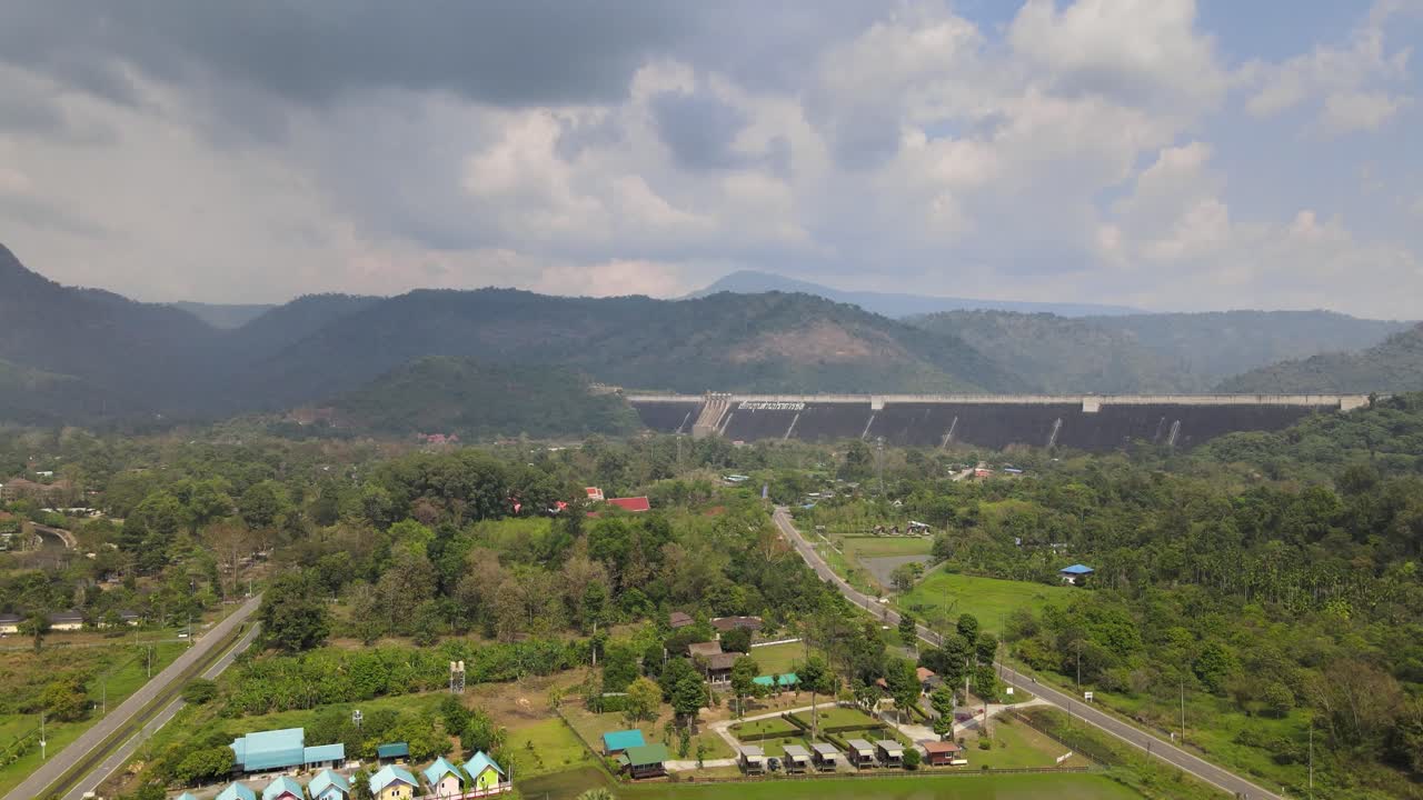 toma aérea de drones que se eleva hacia arriba con vistas panorámicas del paisaje de un embalse tailandés en nakhon nayok, tailandia