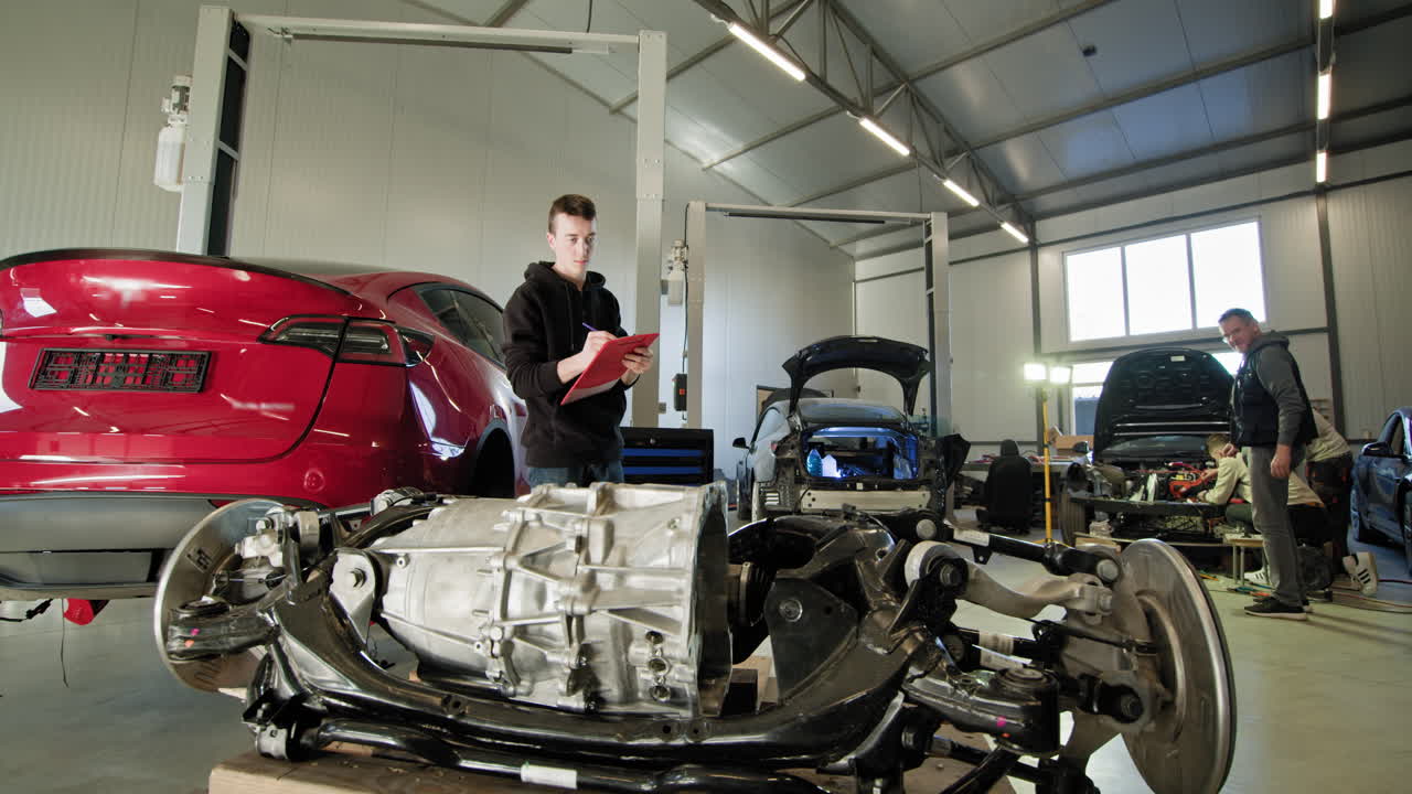 reparación de automóviles en un garaje