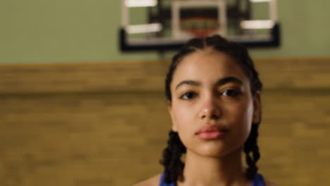 vista de cerca de la niña afroamericana