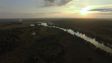 Paisaje-Verde-Aéreo-Con-Río-Al-Atardecer