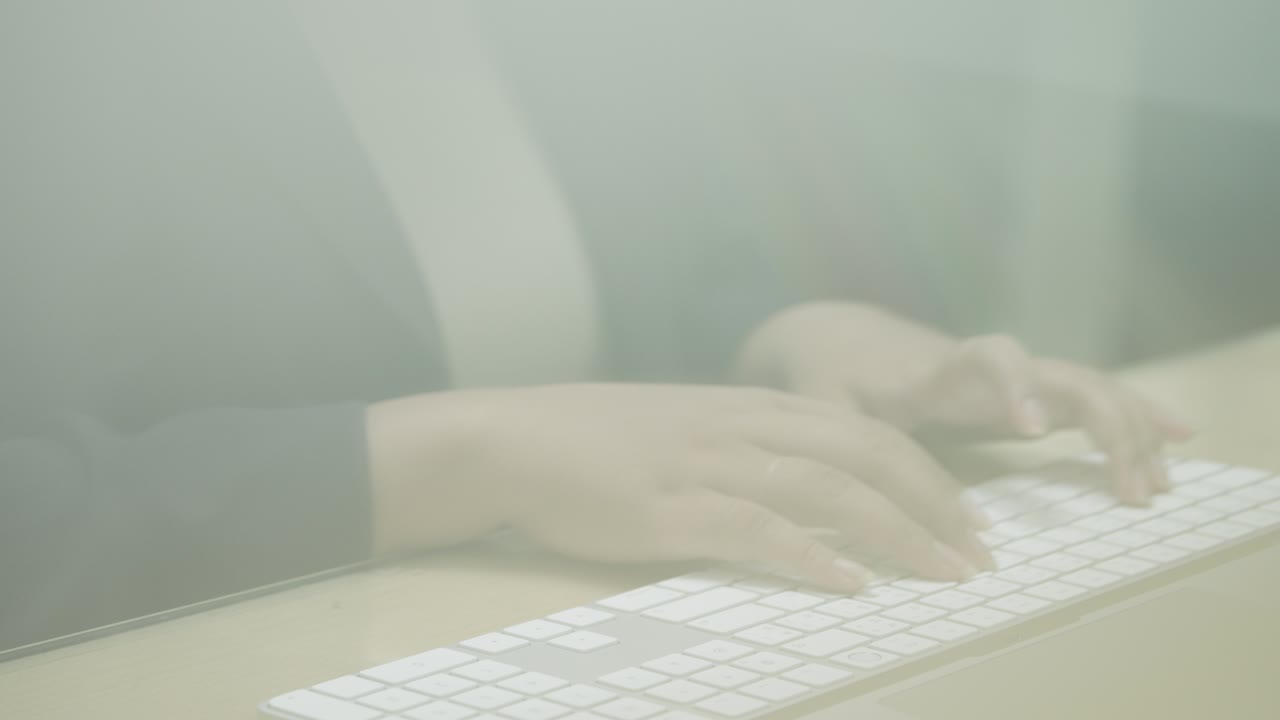 사무실 책상에서 정보 검색, 마케팅 연구 보고서를 위해 노트북 컴퓨터 키보드에 타이핑하는 사업가의 손