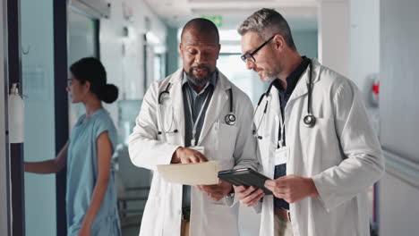 médicos, trabajo en equipo y asesoramiento con documentos