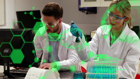 animación de estructuras moleculares, cerebros, lenguaje informático, investigadores caucásicos que examinan el líquido