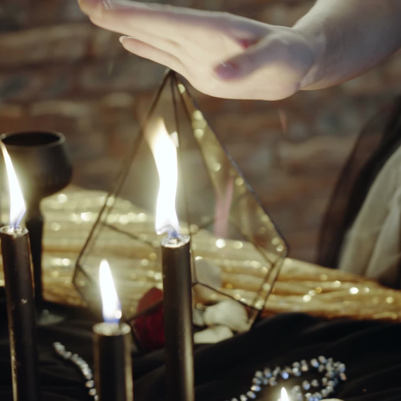 mujer con velas magia de adivinación