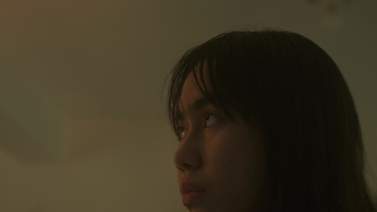 젊은 여성의 근접 초상화