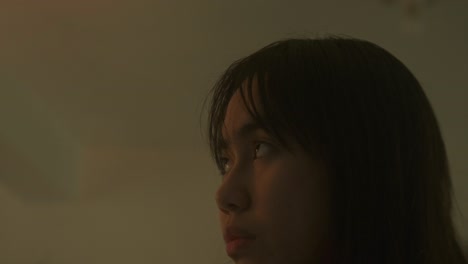 젊은 여성의 근접 초상화