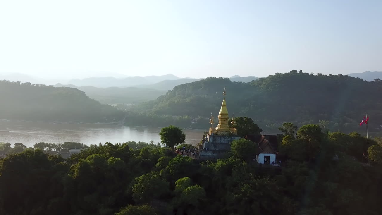 Vista aerea del tempio buddista in cima alla collina sopra la città di Luang Prabang e il fiume Mekong