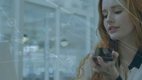 red de conexiones y procesamiento de datos contra una mujer caucásica que habla por teléfono inteligente en la oficina