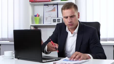 hombre de negocios revisando informes financieros