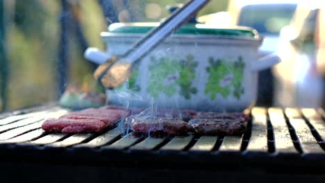 las albóndigas se cocinan en la barbacoa