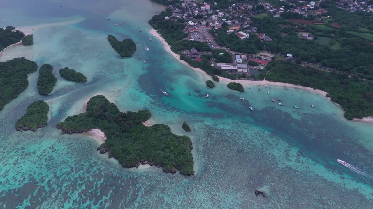Filmato aereo orizzontale inclinato verso il basso mentre si eleva sopra la Baia di Kabira, Club Med e Tabaga Beach, Isola di Ishigaki, Okinawa, Giappone.