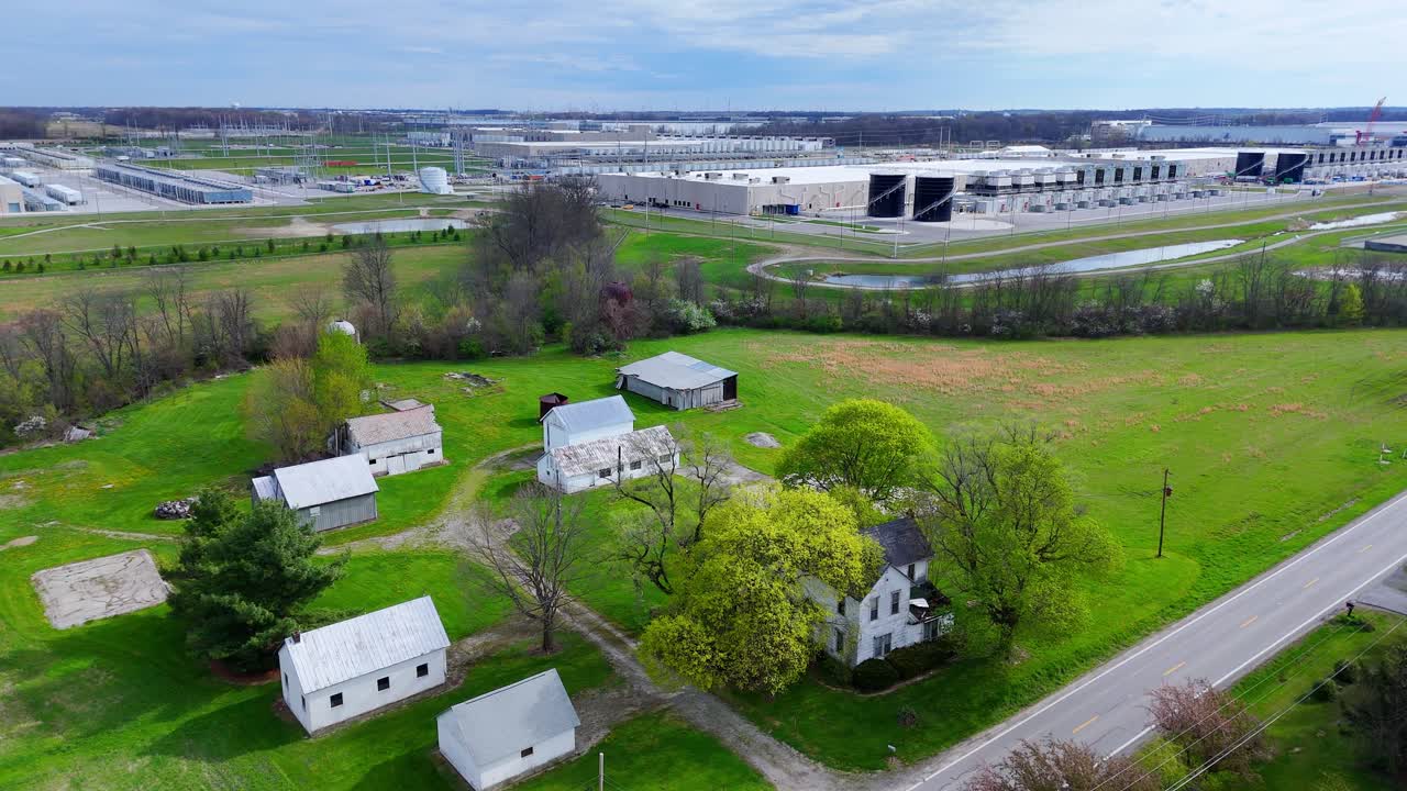 Boligkvarter grænser op til et enormt Google hyperscale datacenter i New Albany, Ohio, USA.