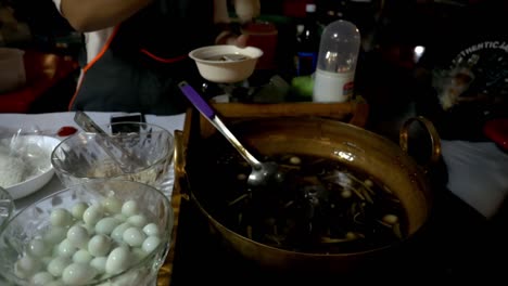 Ordening-food-at-the-night-market-in-Bangkok