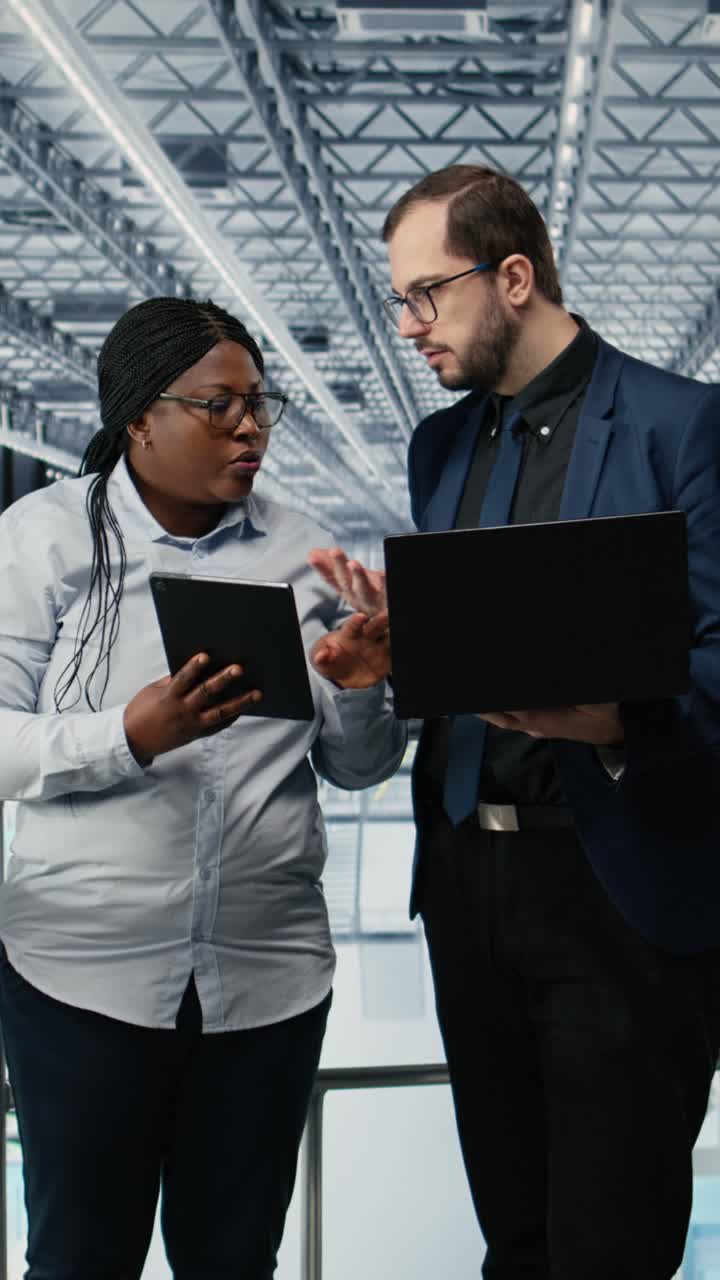 Video verticale: Ottimizzazione del flusso di lavoro, microchip e donna con collega che usa software EDA
