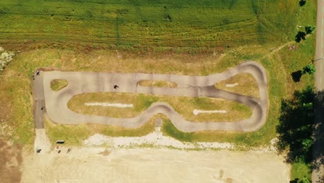 vista aérea de personas corriendo en una pista de bombas de bicicletas en spisska bela, eslovaquia