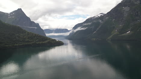 Vista-Aérea-Sobre-El-Lago-Eikesdalsvatnet-En-Noruega-Con-Montañas-Alrededor-Durante-El-Día-Nublado,-Paisaje-Junto-Al-Lago