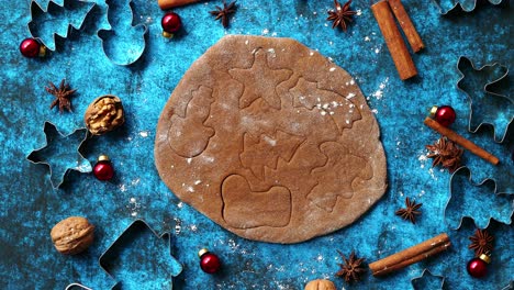 concepto de horneado navideño masa de pan de jengibre con diferentes formas de cortador