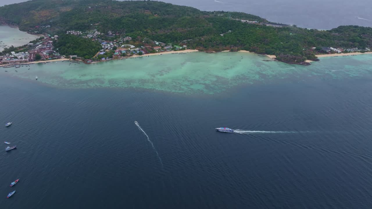 Acque cristalline scintillano intorno a Ko Phi Phi Don dall'alto, Thailandia