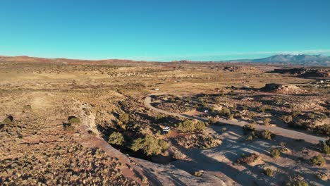 vista aérea de personas en bicicleta fuera de la carretera en el bosque del desierto en moab, este de utah