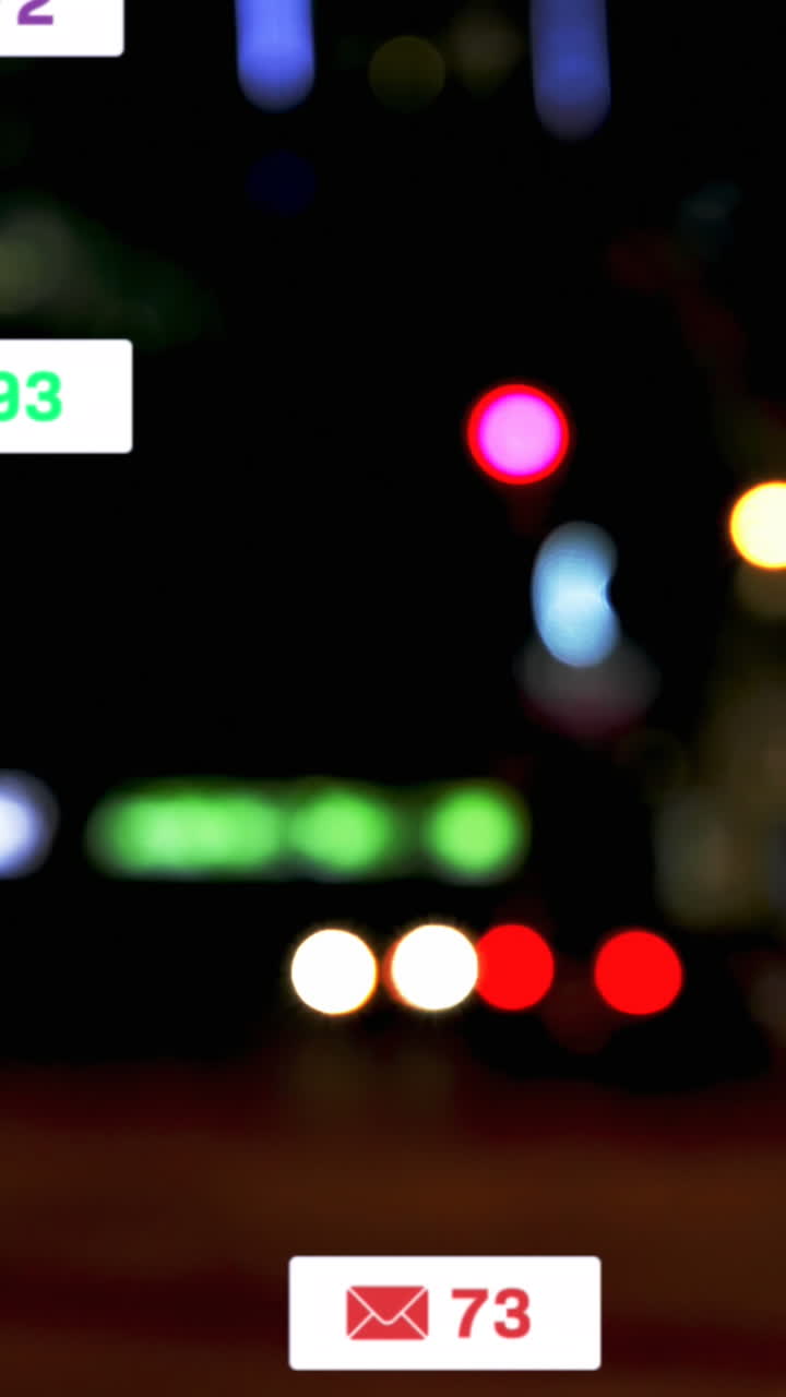 animación de iconos y números de redes sociales sobre semáforos desenfocados