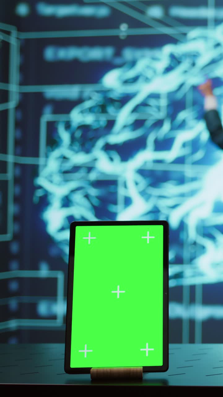 Video verticale. Ingegneri che usano un tablet con schermo verde e reti neurali di IA per esaminare i dati.