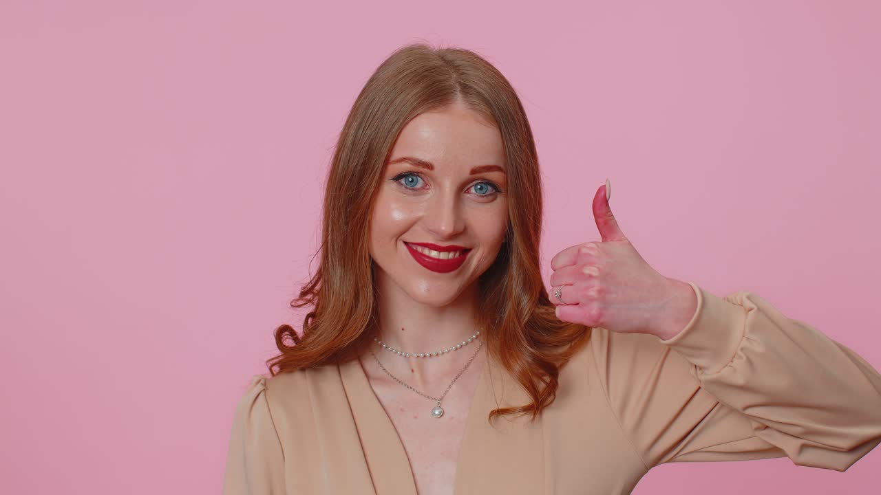 Businesswoman girl raises thumbs up agrees gives positive reply recommends advertisement likes good