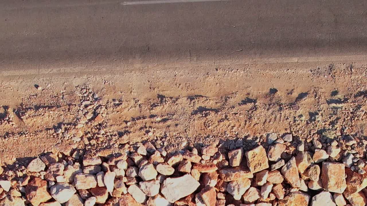 Pedras e terra em um canteiro de obras em Rodes, Grécia