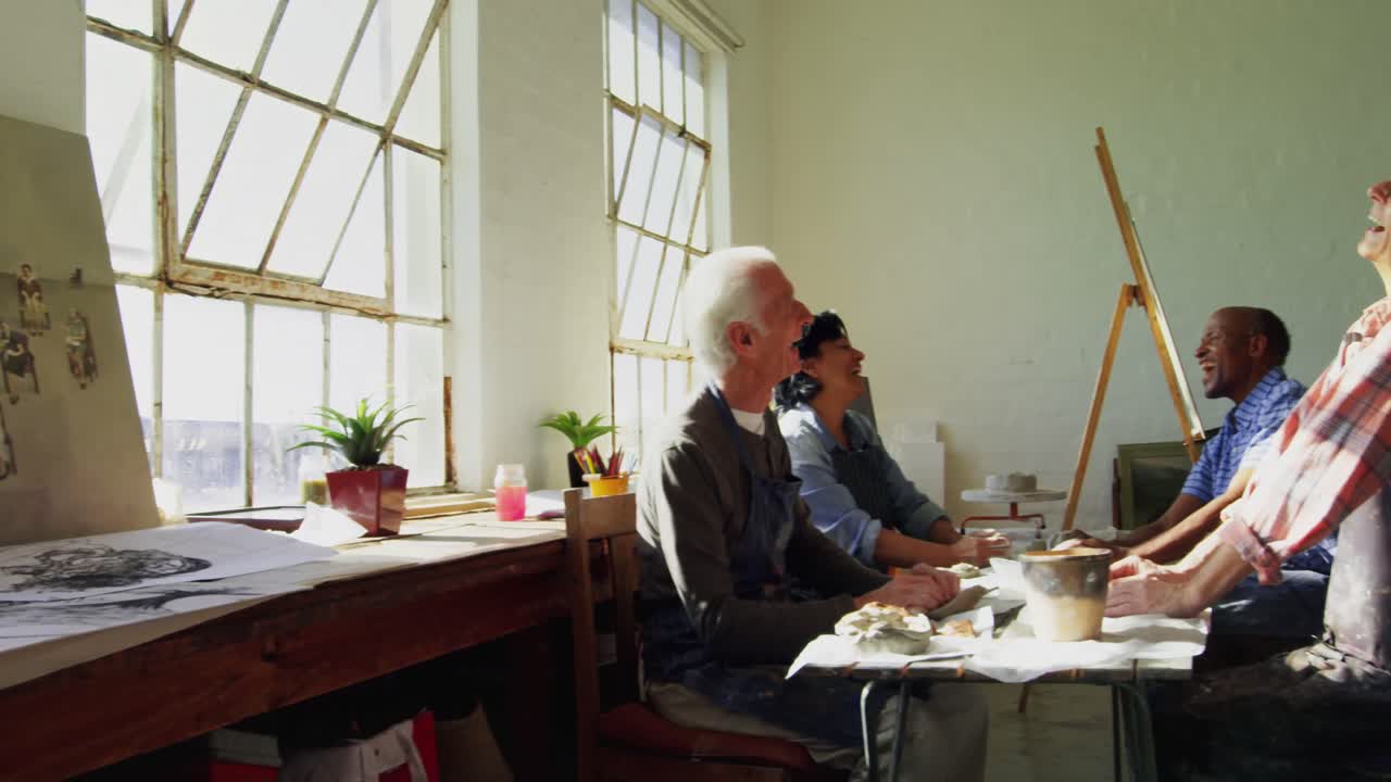 테이블 4k 에서 점토 를  ⁇ 는 예술가