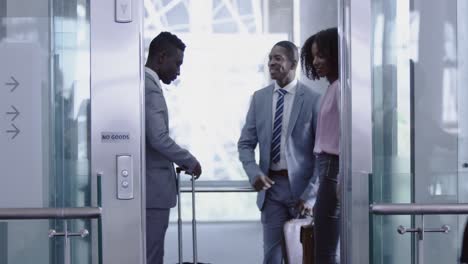 Geschäftsleute,-Die-Im-Modernen-Büro-4k-In-Den-Aufzug-Steigen