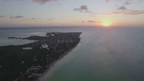 Vista-De-Disparo-De-Drones-De-La-Puesta-De-Sol-En-La-Isla-De-Agua-De-Playa-Con-Cielo-Púrpura