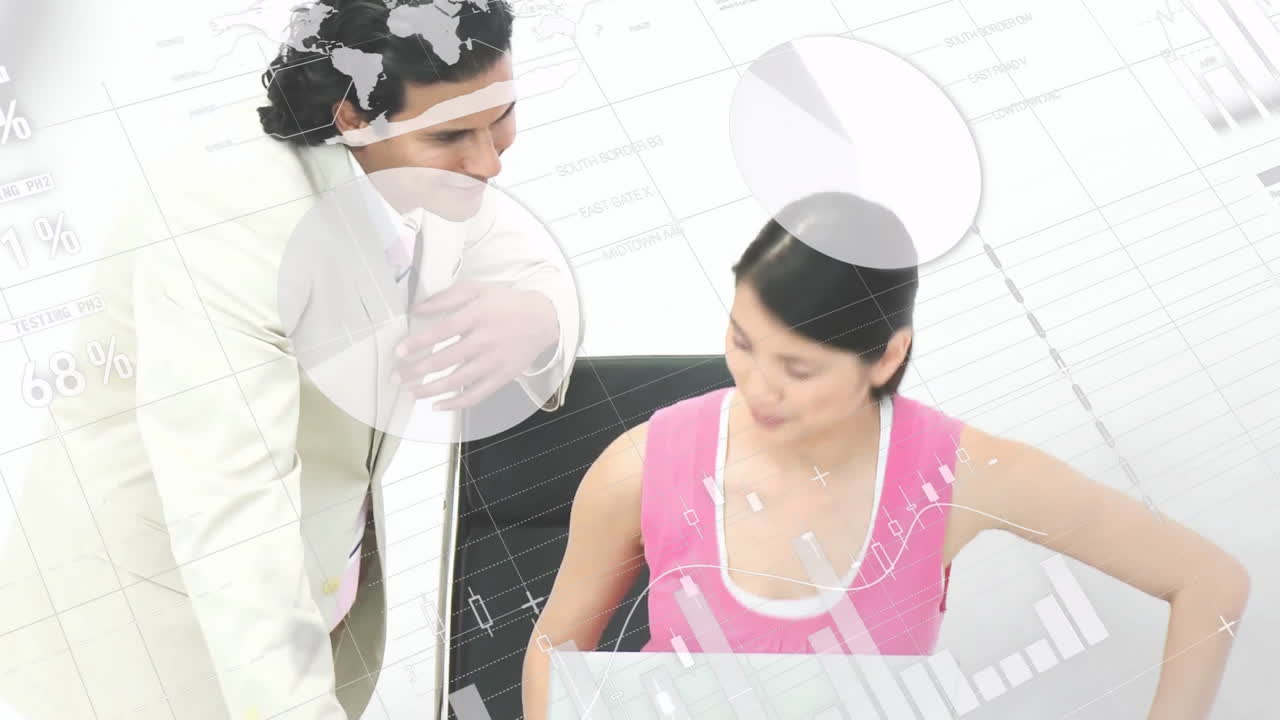 사무실에서 다양한 사업가 여성에 대한 금융 데이터 처리의 활성화