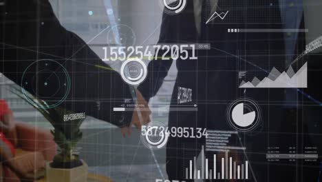 animación del procesamiento de datos sobre el apretón de manos de la gente de negocios