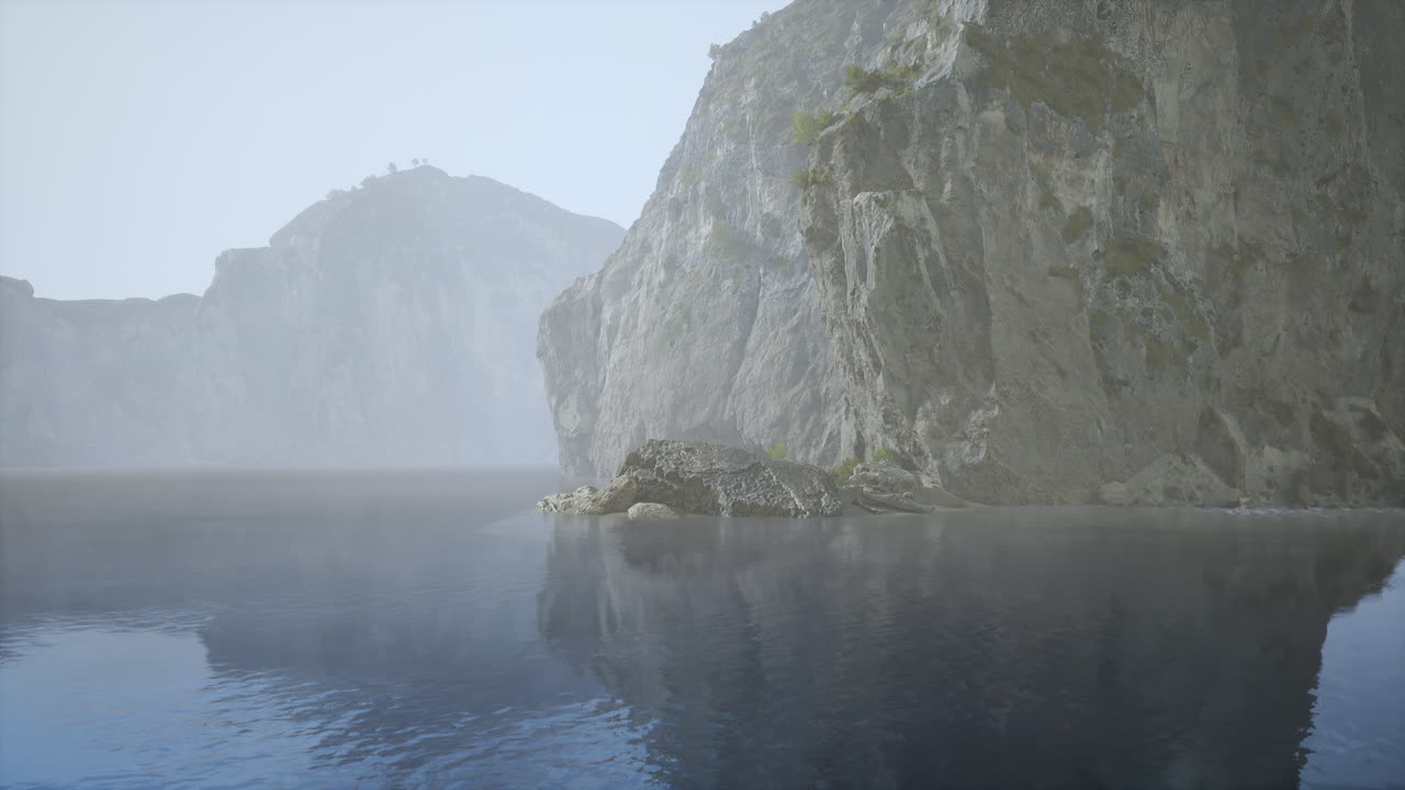 안개가 가득한 산의 호수