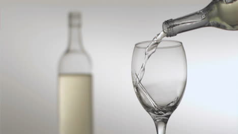 vino blanco vertido en súper cámara lenta en un vaso