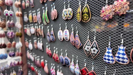 pendientes coloridos hechos a mano en exhibición