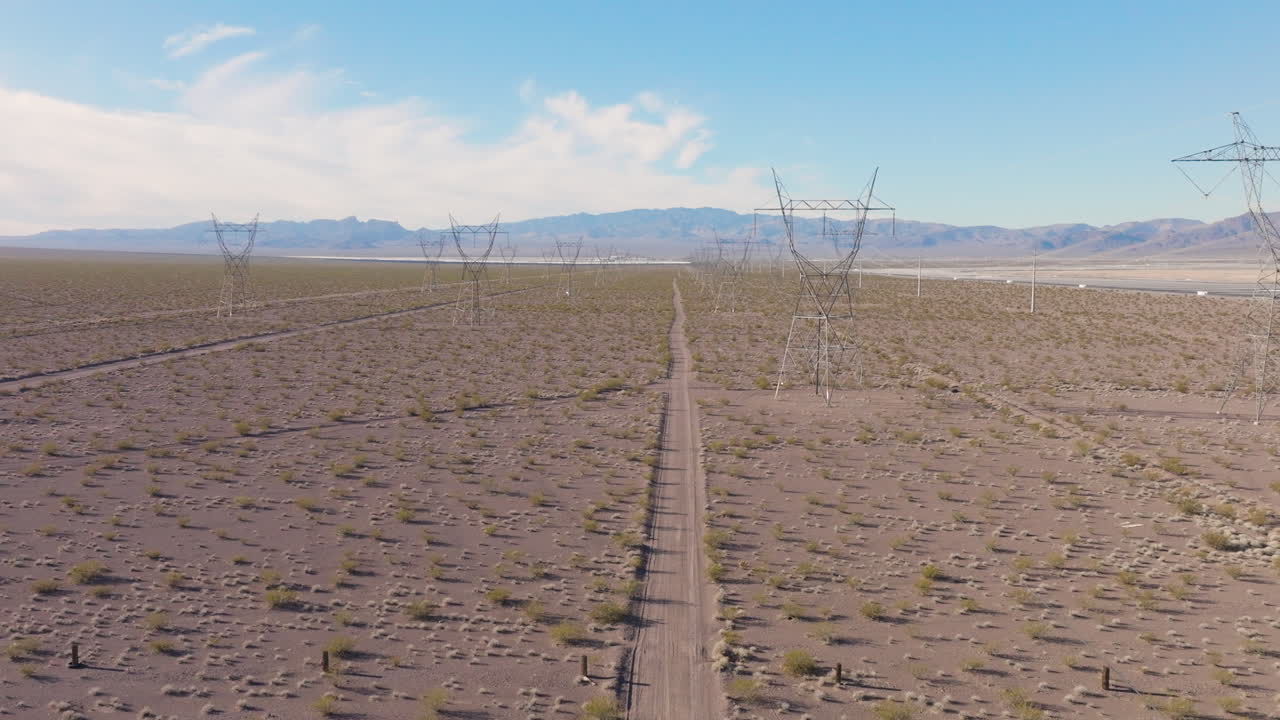 red de líneas de transmisión de alto voltaje en el desierto de nevada, antena