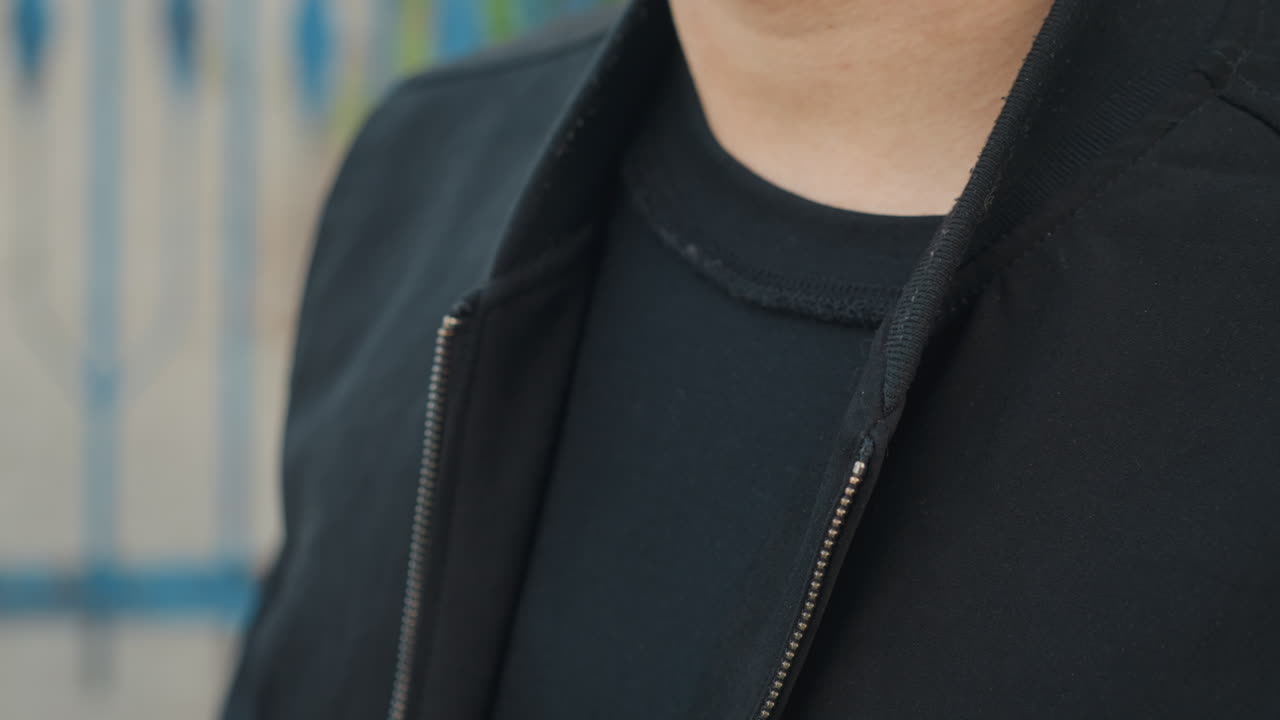 아티스트가 공연을 준비하고, 창의적인 사람은 조명이 무대를 비출 때 필요한 장비를 갖춥니다. 아티스트는 무대 조명이 밝아지기를 기다리는 동안 재빨리 재킷을 입습니다.