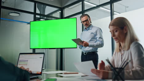 Businessman-presenting-green-screen-strategy-indoors.-Coach-teaching-managers