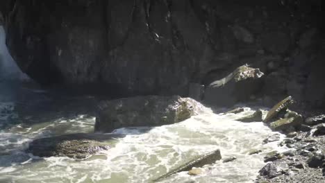 Wellen-Schlagen-Auf-Felsen-Am-Strand