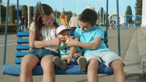 Adorables-Dos-Hermanos-Y-Una-Hermana-Pasando-Tiempo-Al-Aire-Libre