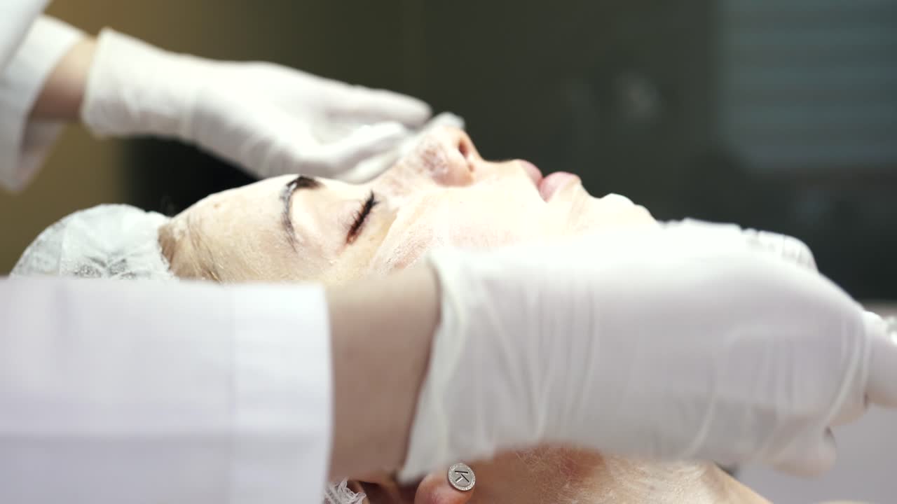 스파에서 얼굴 치료