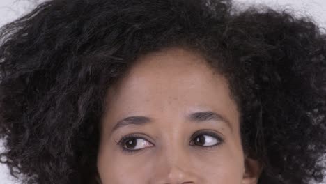 rostro de una joven y hermosa mujer africana pensando