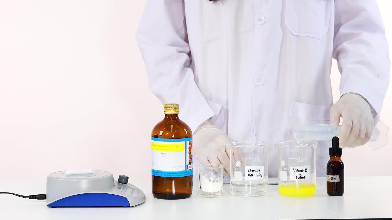 científico que realiza un experimento de reacción química con reloj de yodo en un entorno de laboratorio